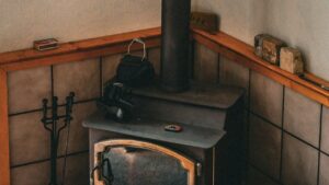 L’eau coule dans le tuyau d’un poêle