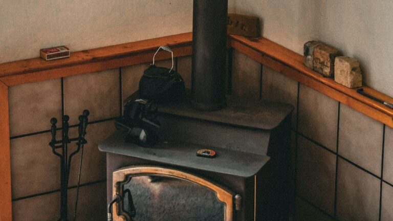 L’eau coule dans le tuyau d’un poêle