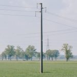 Poteau électrique sur terrain privé