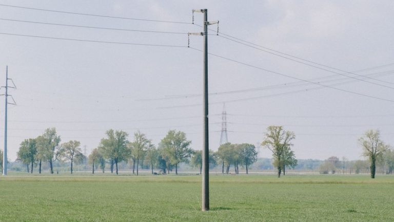 Poteau électrique sur terrain privé