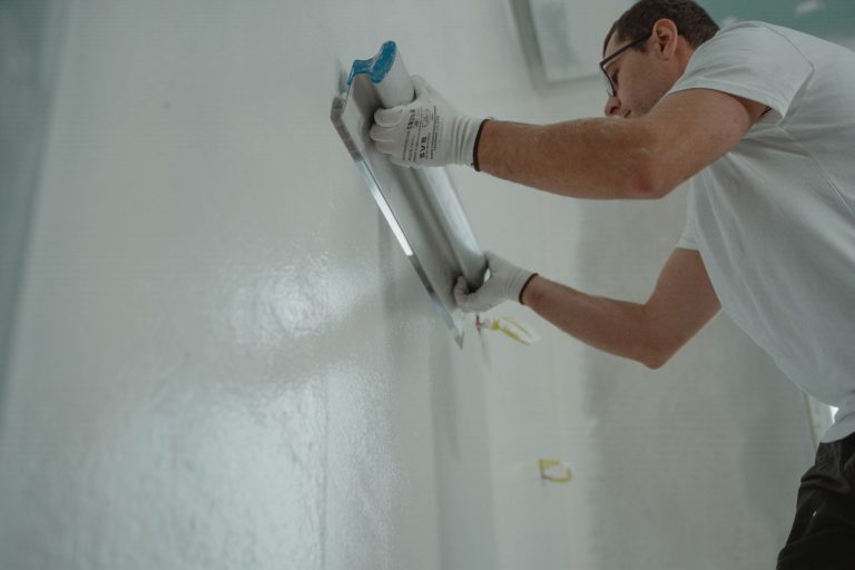 Appliquer un enduit sur une peinture existante