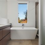 Installer une fenêtre dans une douche