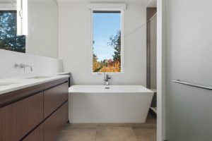 Installer une fenêtre dans une douche